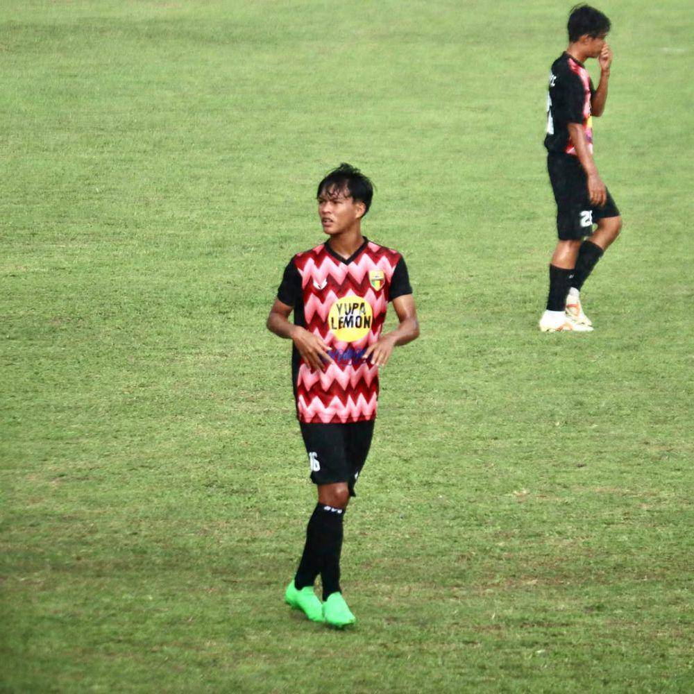 Fajar Noor bermain sepak bola (instagram.com/fajarnurdiansyah_)