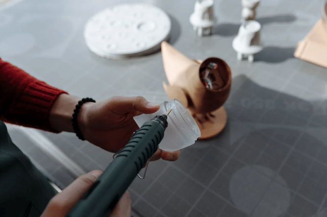 ilustrasi menggunakan lem (pexels.com/thirdman)