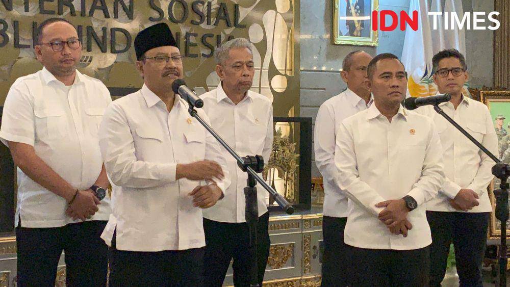 Mensos Syaifullah Yusuf dan Kepala BNPT Eddy Hartono paparkan penanganan korban terorisme di Gedung Kemensos, Rabu (22/1/2025). (IDN Times/Dini Suciatiningrum)