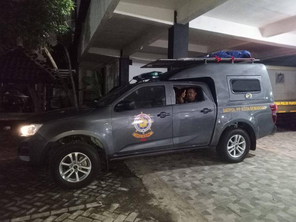 Pemerintah Kota Semarang melalui Satpol PP Kota Semarang Unit K9 menerjunkan personel ke lokasi bencana longsor di Kabupaten Pekalongan, Rabu (22/1/2025). (dok. Pemkot Semarang)