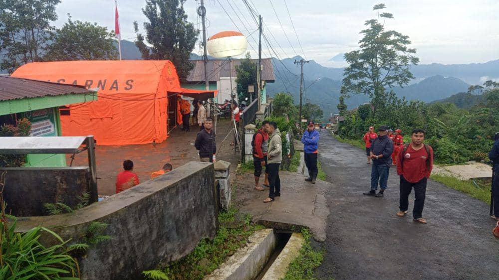 Pemerintah Kota Semarang melalui Satpol PP Kota Semarang Unit K9 menerjunkan personel ke lokasi bencana longsor di Kabupaten Pekalongan, Rabu (22/1/2025). (dok. Pemkot Semarang)