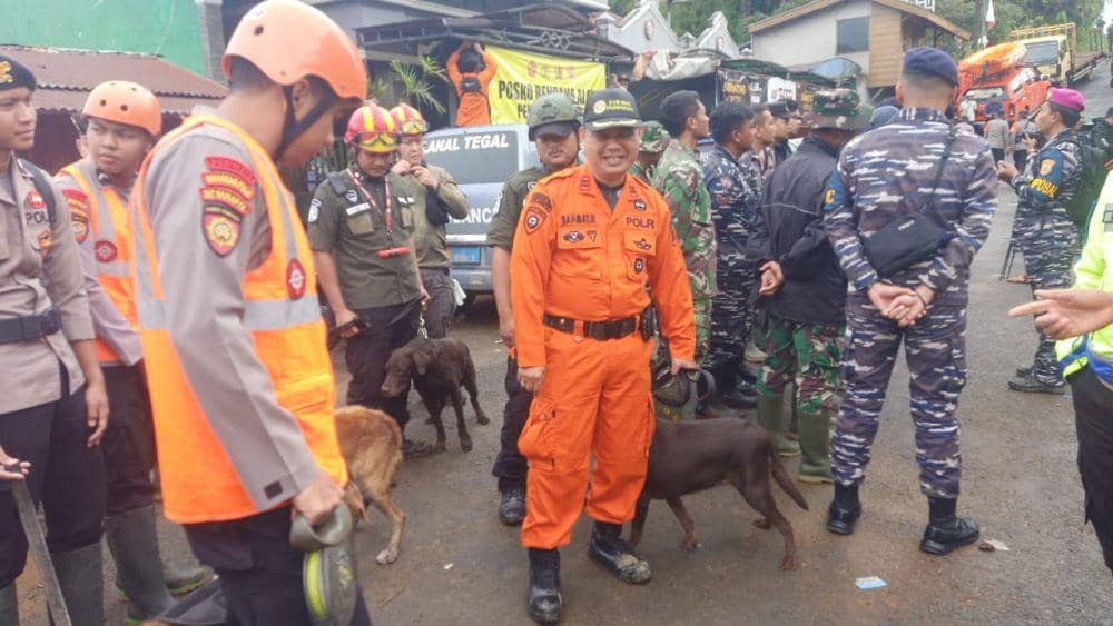 Pemerintah Kota Semarang melalui Satpol PP Kota Semarang Unit K9 menerjunkan personel ke lokasi bencana longsor di Kabupaten Pekalongan, Rabu (22/1/2025). (dok. Pemkot Semarang)