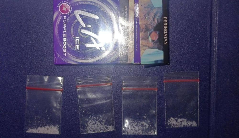 Barang bukti empat paket sabu yang disimpan tersangka di dalam kotak rokok. (Dok. Polresta Balikpapan)