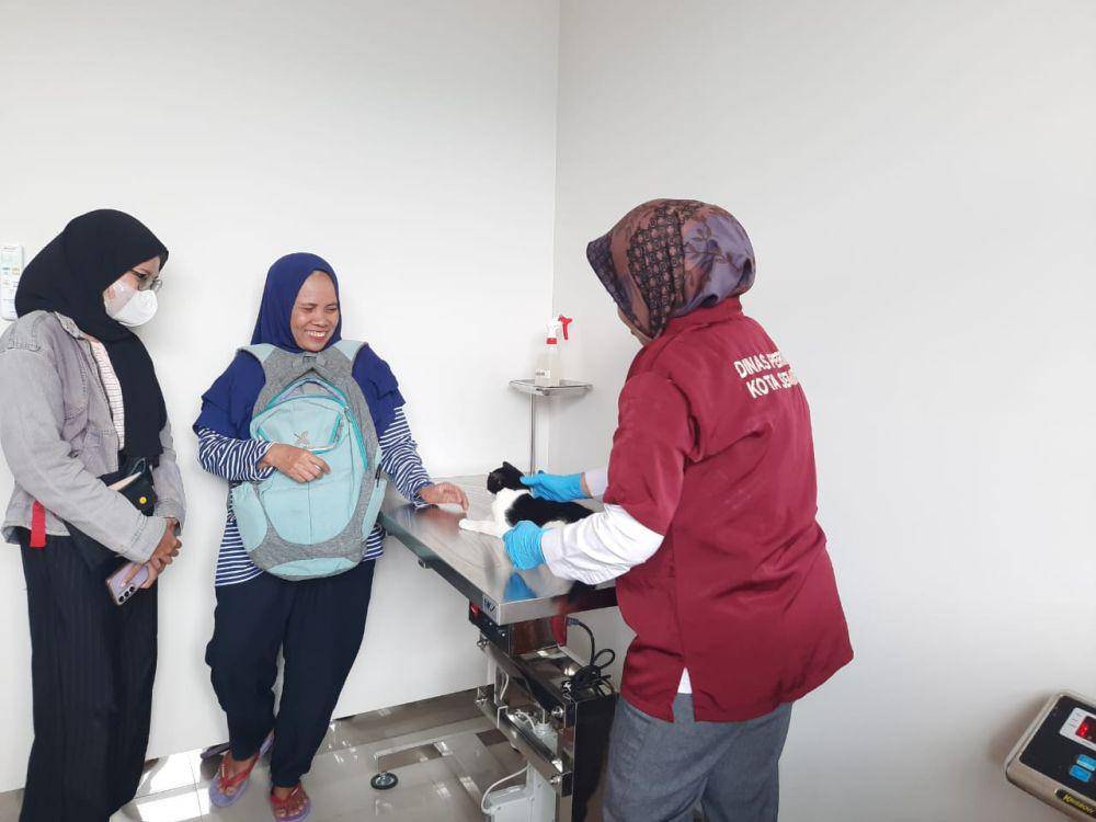 Seorang warga sedang memeriksakan hewan peliharaannya di klinik hewan milik Pemkot Semarang. (dok. Pemkot Semarang)