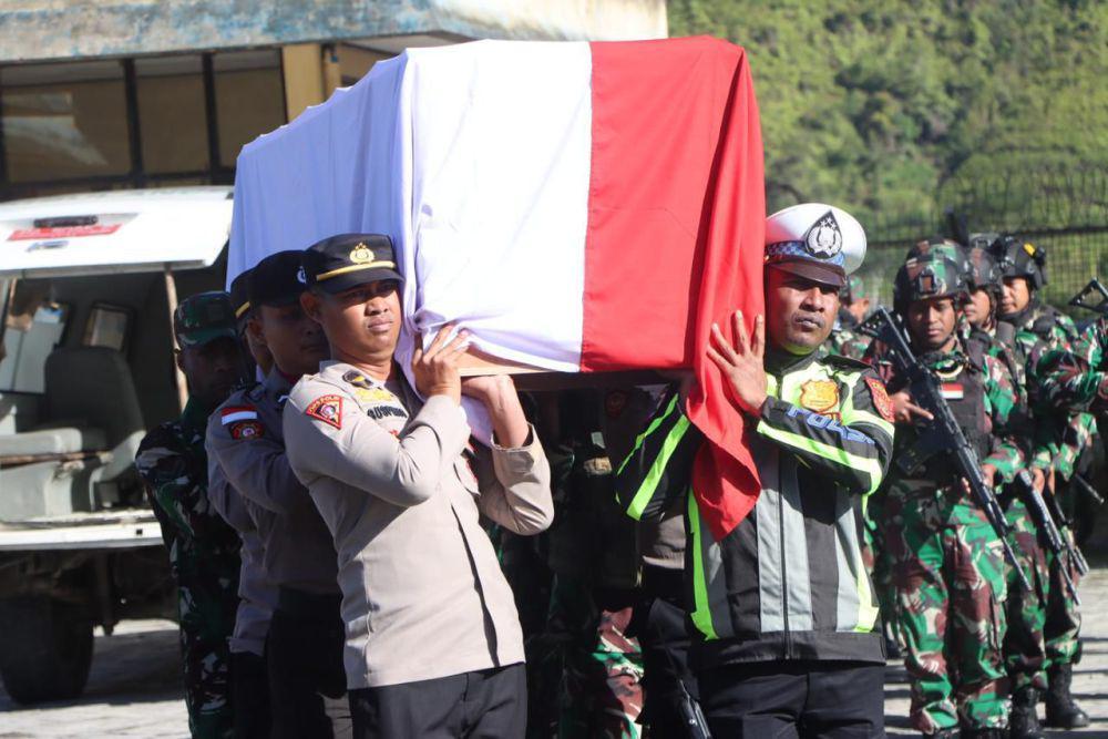 Jenazah Bripka Ronald M Enok Diterbangkan ke Jayapura
