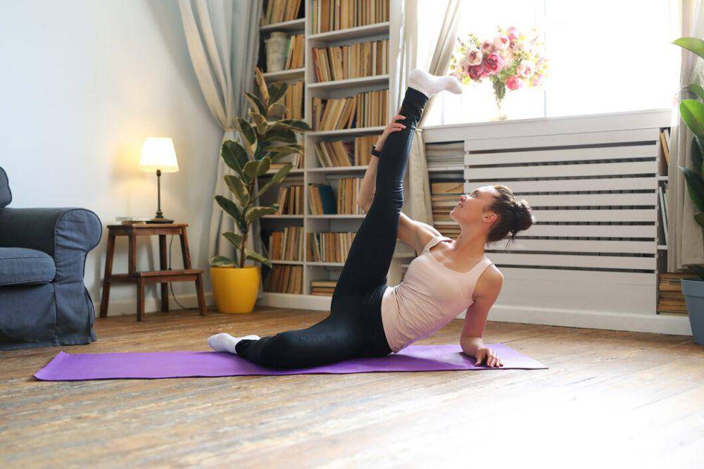 ilustrasi gerakan march pilates (freepik.com/Racool_studio)