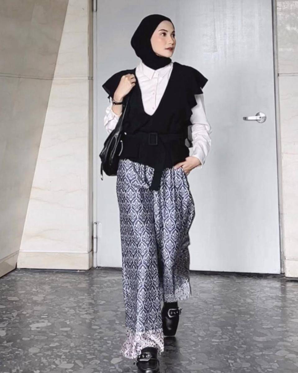 mix and match vest hitam ala Anggita Kusuma Dewi (instagram.com/kusumanggi)