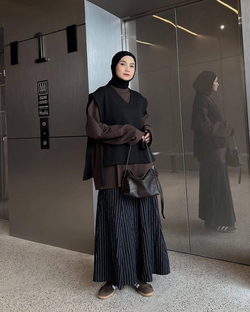 mix and match vest hitam ala Anggita Kusuma Dewi (instagram.com/kusumanggi)
