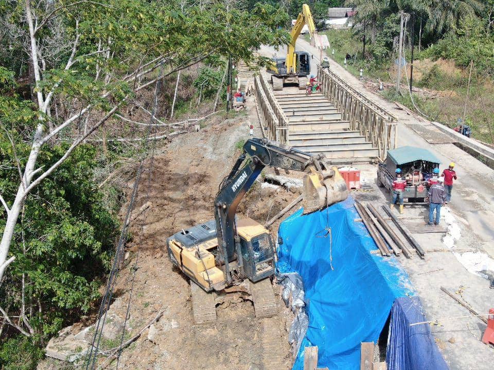 Potret pemasangan jembatan bailey di ruas jalan Samboja - Sepaku oleh BBPJN Kaltim. (Dok. BBPJN Kaltim)