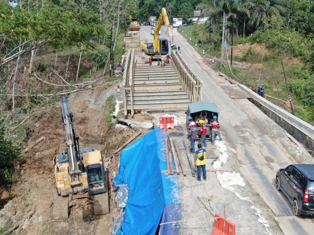 Dokumentasi instalasi jembatan bailey di ruas Jalan Samboja-Sepaku oleh BBPJN Kaltim. (Dok. BBPJN Kaltim)