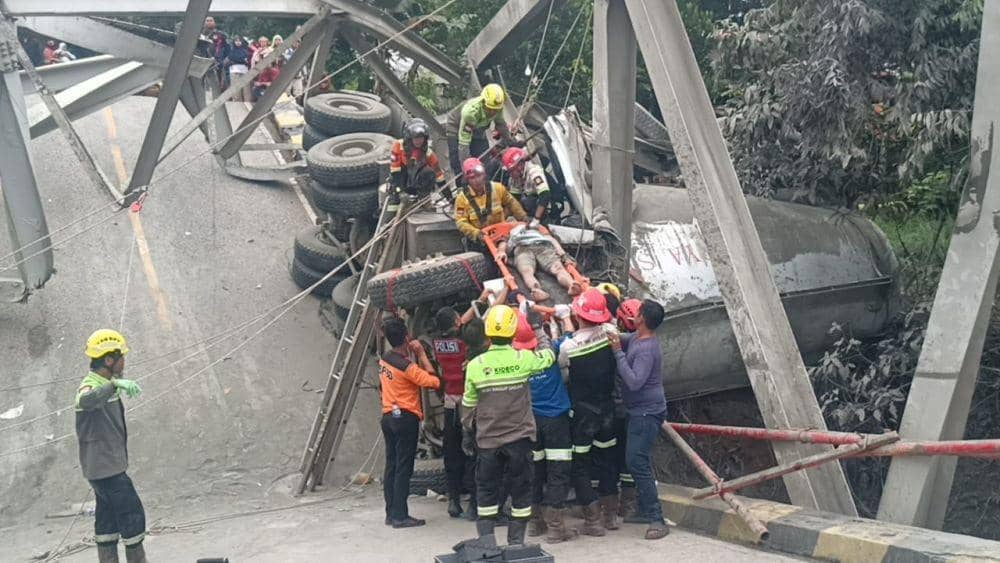 Jembatan Sei Busui di Ruas Jalan Kuaro-Batu Aji ambruk setelah diseruduk truk bermuatan semen curah, Kamis (16/1/2025). (Dok. BPBD Kabupaten Paser)