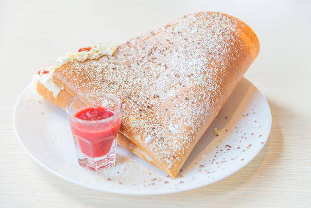 ilustrasi crepes (vecteezy.com/Siraphol Siricharattakul)
