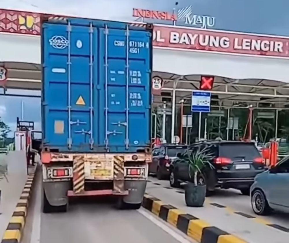 Sopir Truk Kontainer Keluhkan Tak Bisa Masuk Gerbang Tol Bayung Lencir