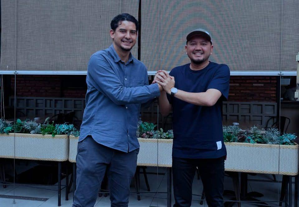 Pertemuan antara Koordinator Presidium Aremania, Ali Rifki (kanan) dengan Ketua Umum Viking Persib Club, Tobias Ginanjar (kiri). (Instagram/alirifki_87)