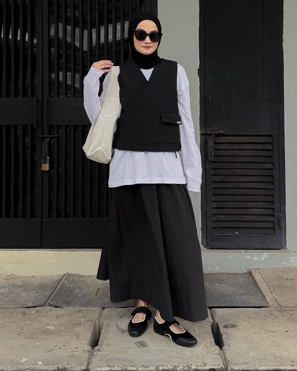 mix and match vest hitam ala Anggita Kusuma Dewi (instagram.com/kusumanggi)