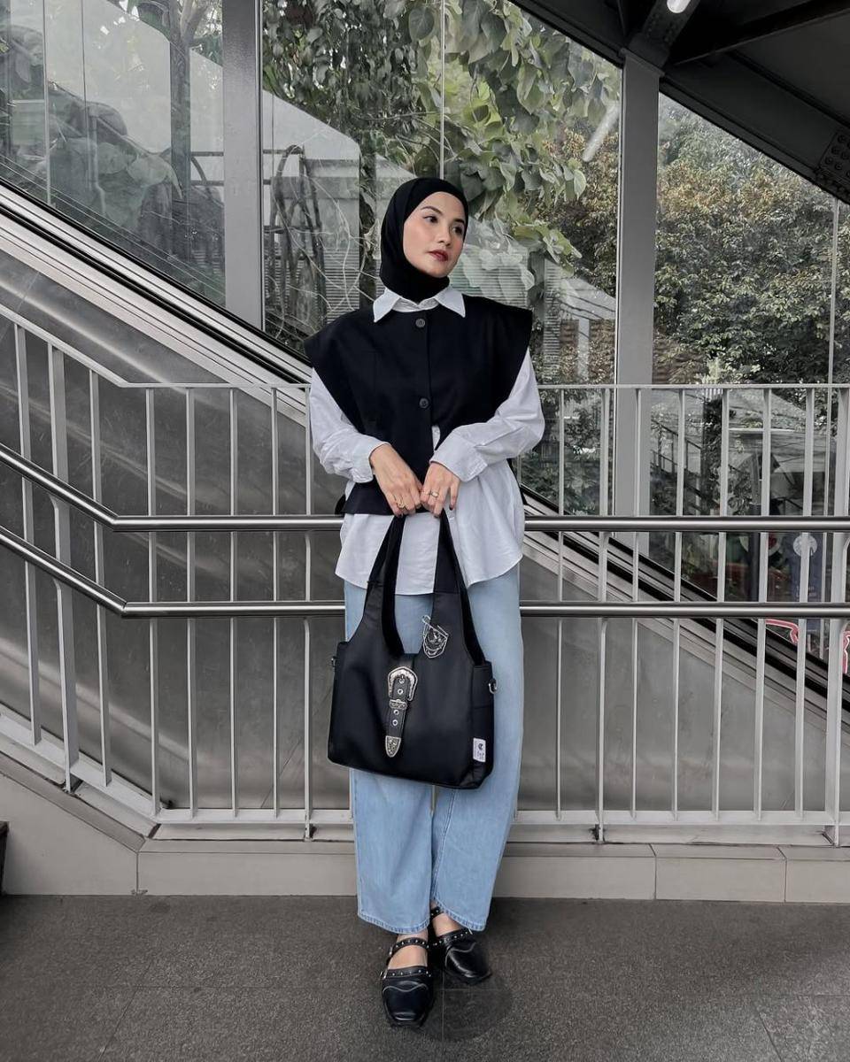 mix and match vest hitam ala Anggita Kusuma Dewi (instagram.com/kusumanggi)