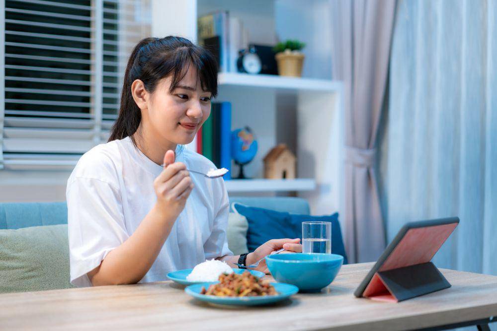 Makan sambil nonton YouTube (123rf.com/ake1150)