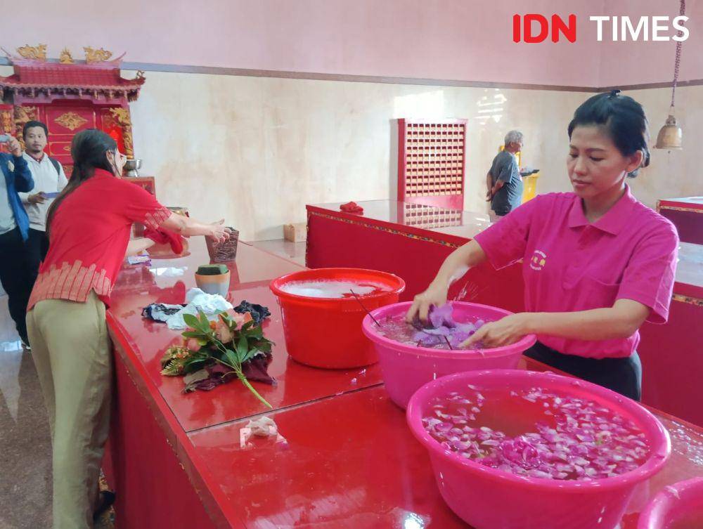 Patung dewa dan dewi di Klenteng Guang De Miao atau Klenteng Ta Pek Kong ini dimandikan dengan air yang sudah dicampur dengan kembang. (IDN Times/Erik Alfian)