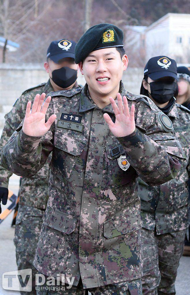 potret Joohoney MONSTA X keluar wamil (dok. TV Daily)