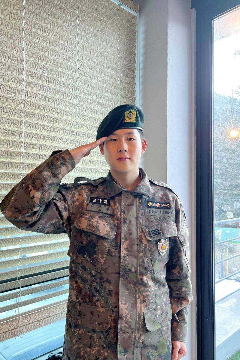 potret Joohoney MONSTA X keluar wamil (x.com/OfficialMonstaX)