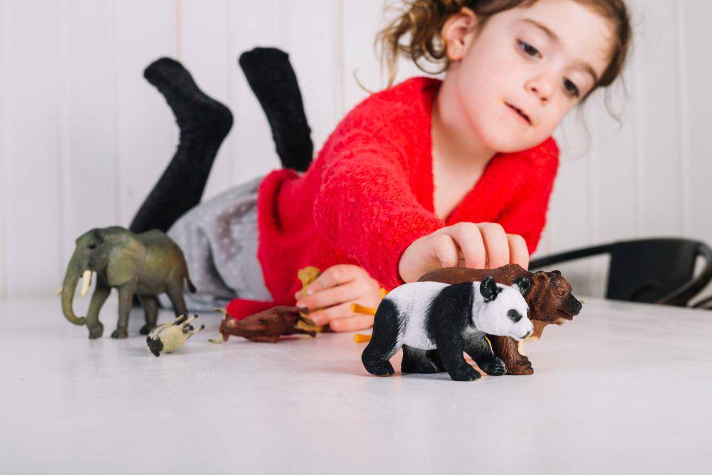 ilustrasi anak bermain figurine hewan (freepik.com)