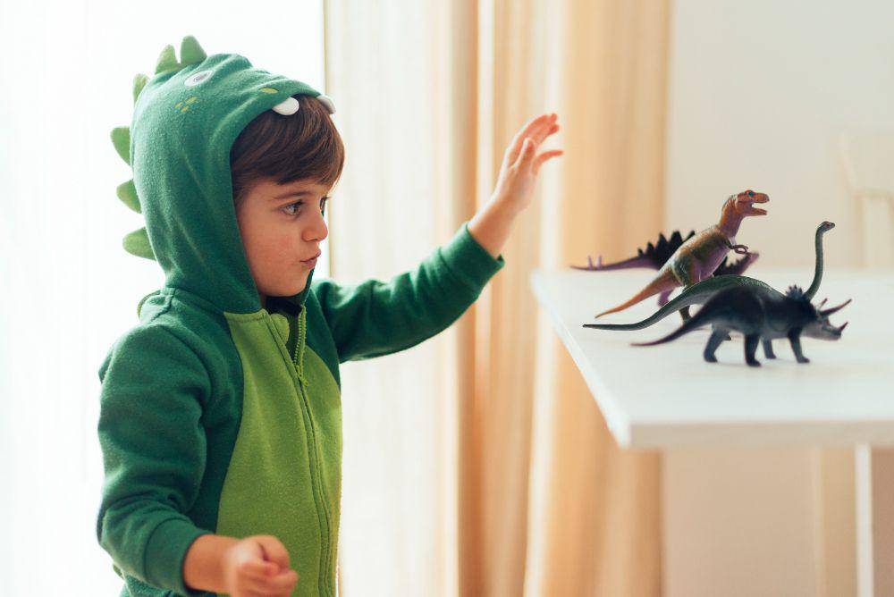 ilustrasi anak bermain figurine (freepik.com)