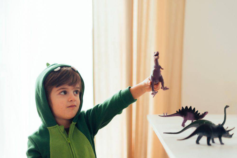 ilustrasi anak bermain figurine (freepik.com)