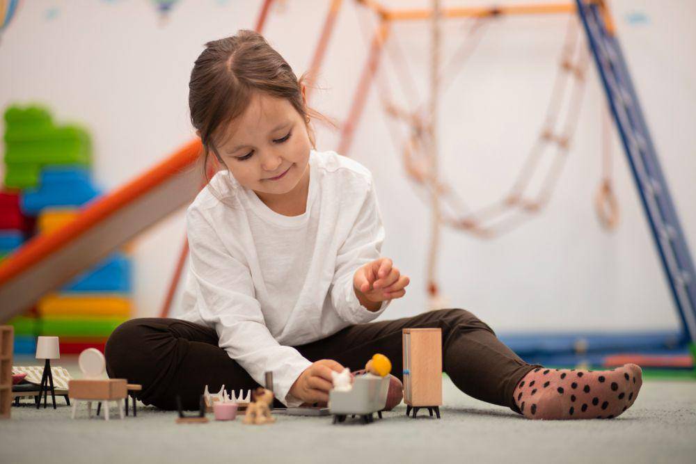 ilustrasi anak bermain figurine (freepik.com)
