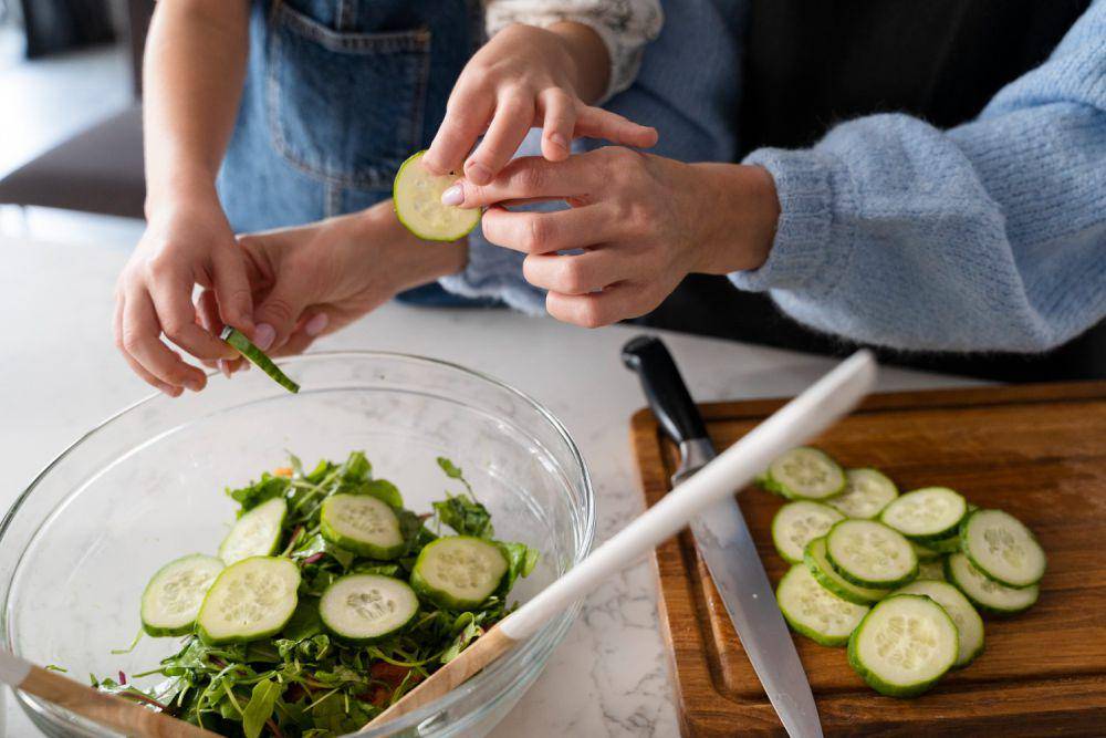 Ilustrasi membuat salad (freepik.com/freepik)