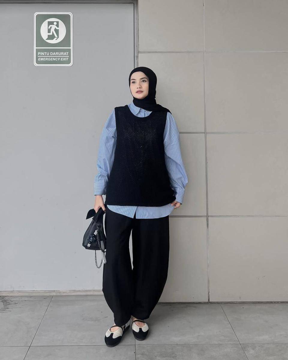 mix and match vest hitam ala Anggita Kusuma Dewi (instagram.com/kusumanggi)