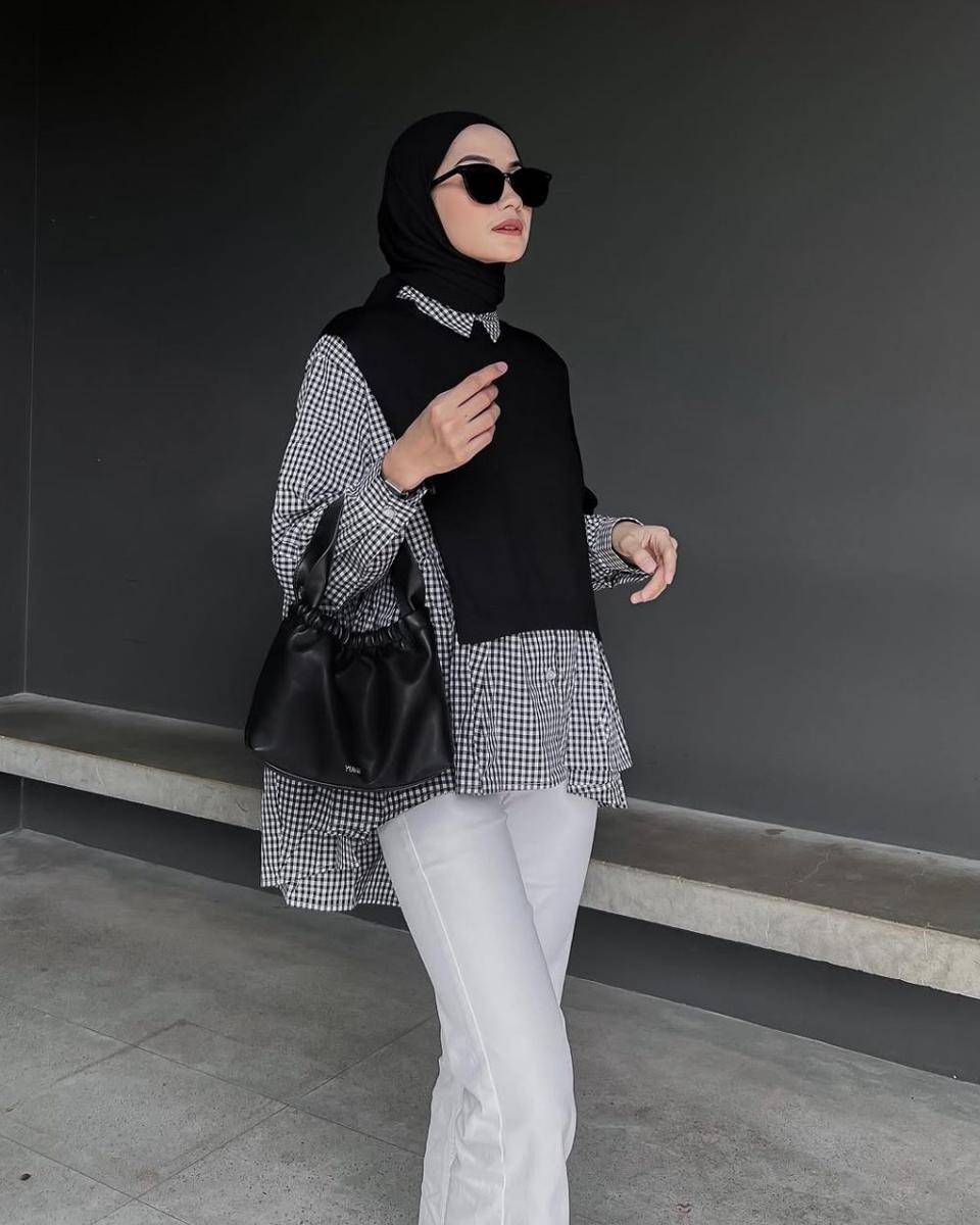 mix and match vest hitam ala Anggita Kusuma Dewi (instagram.com/kusumanggi)