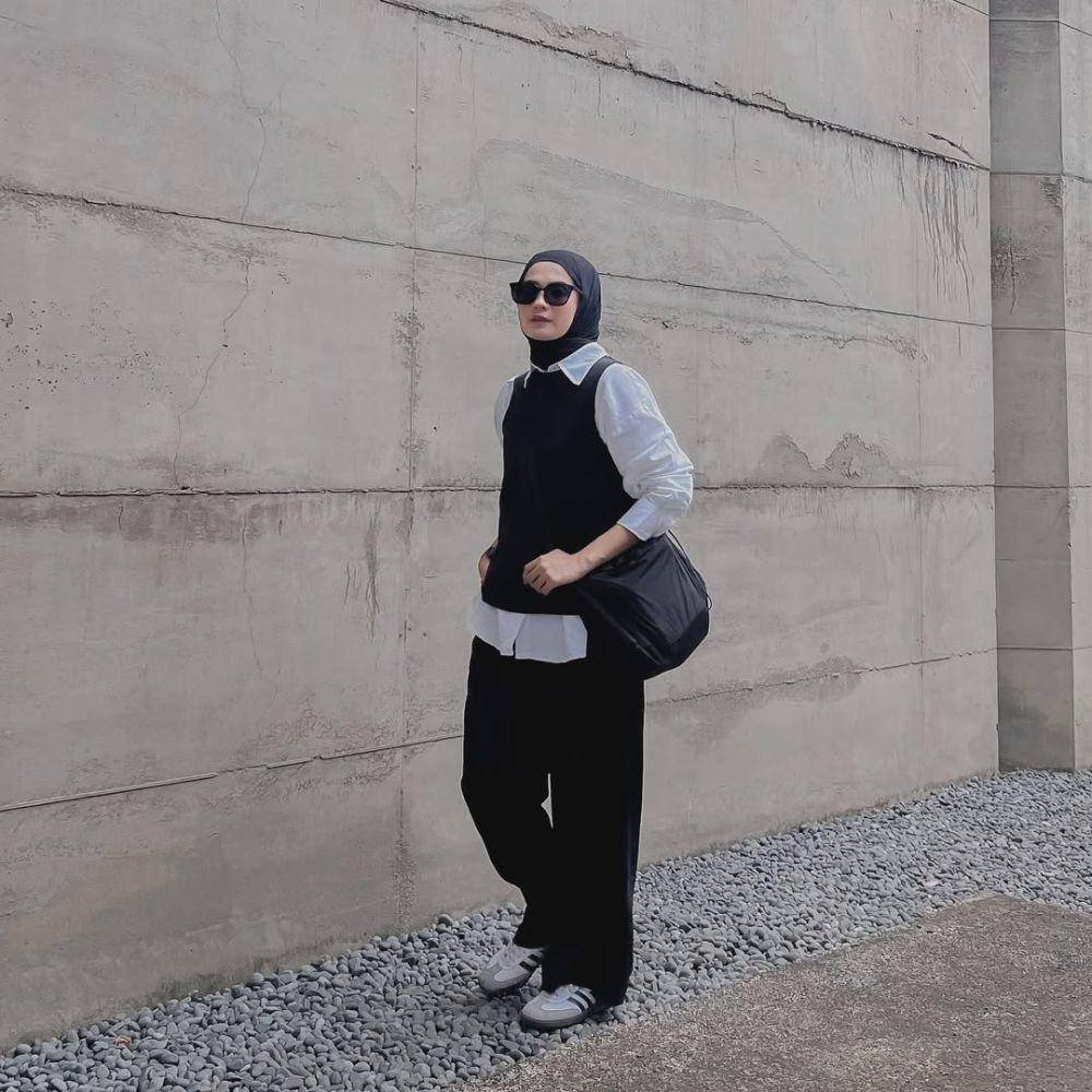 mix and match vest hitam ala Anggita Kusuma Dewi (instagram.com/kusumanggi)