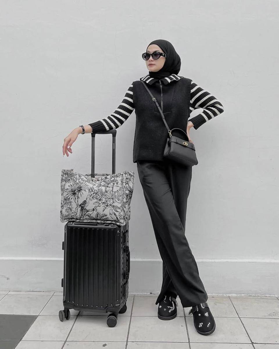 mix and match vest hitam ala Anggita Kusuma Dewi (instagram.com/kusumanggi)