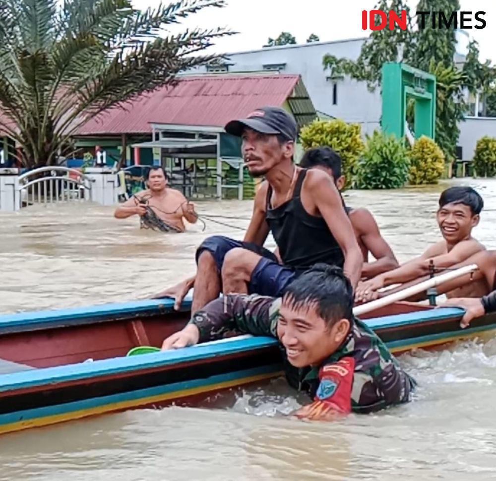 Aksi Heroik Babinsa di Kalimantan Barat Selamatkan ODGJ Terseret Arus