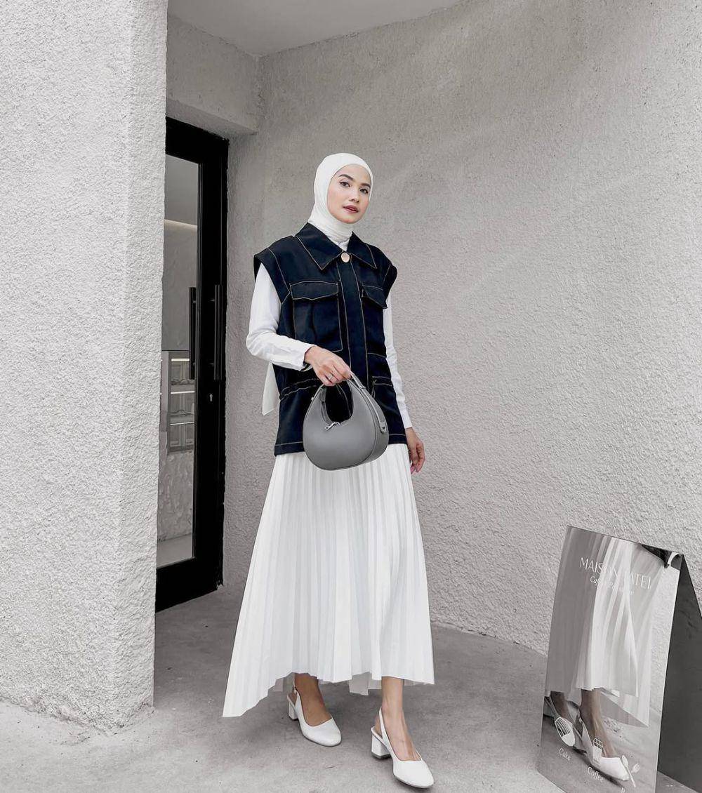 mix and match vest hitam ala Anggita Kusuma Dewi (instagram.com/kusumanggi)