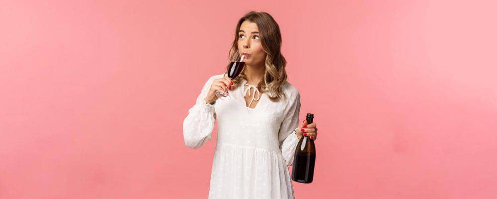Ilustrasi perempuan minum alkohol. (Freepik / benzoix)