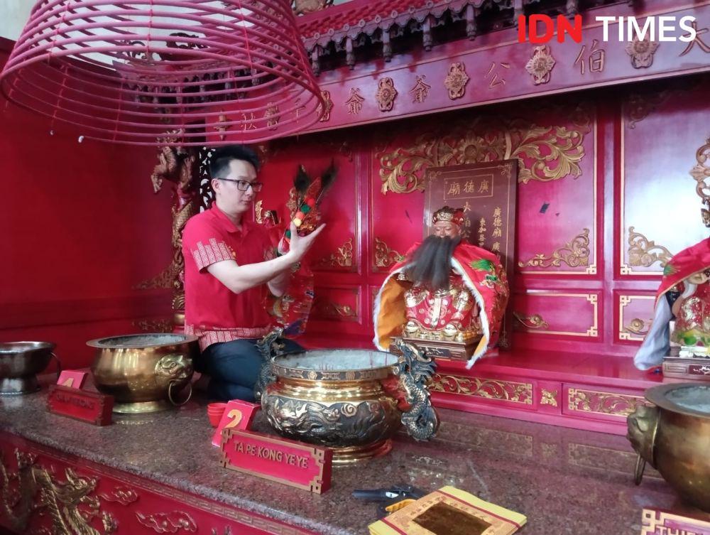 Patung di Klenteng Guang De Miao  Balikpapan Dibersihkan Jelang Imlek