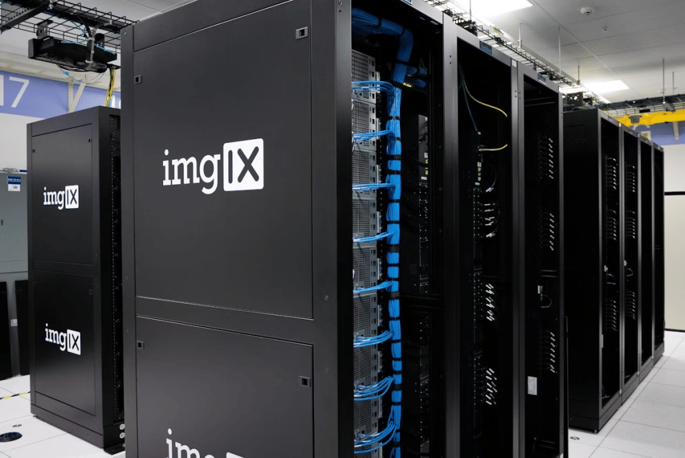 Ilustrasi ruangan data server. (unsplash.com/imgix)