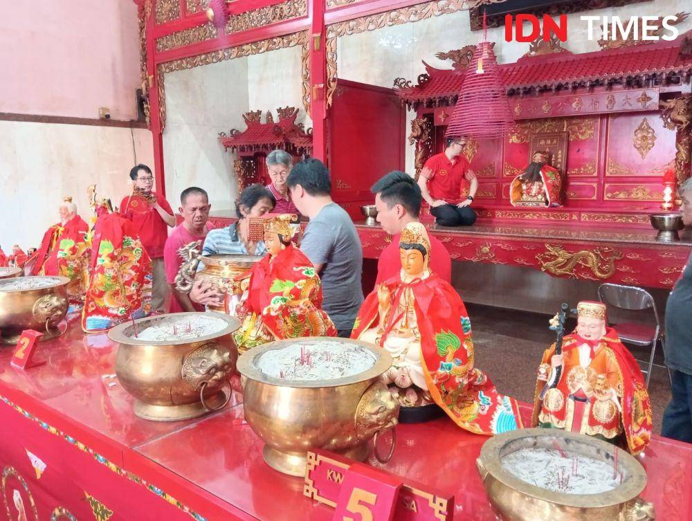 Klenteng Ta Pek Kong sudah siap untuk digunakan ibadah umat Konghucu di Kota Balikpapan pada Hari Raya Imlek, yang jatuh pada Rabu (29/1/2025). (IDN Times/Erik Alfian)