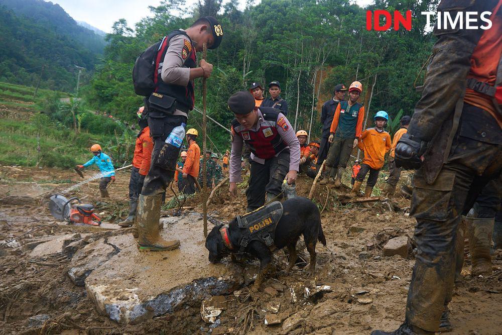 Tim K-9 Temukan Jenazah Bayi Lima Bulan Korban Longsor Pekalongan