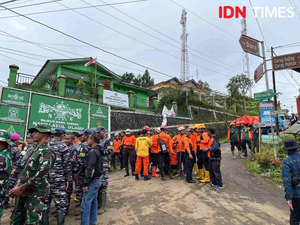 Tim SAR gabungan bersiap melakukan pencarian korban longsor di Desa Kasimpar, Petungkriyono, Pekalongan. (IDN Times/Dhana Kencana)