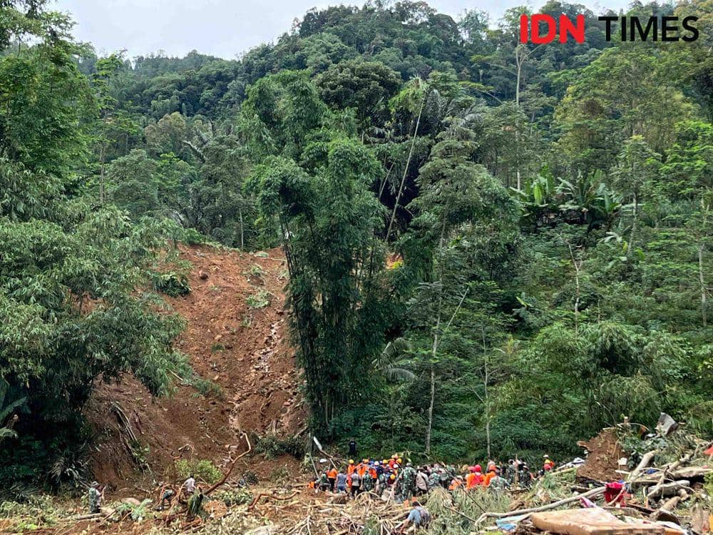 Tim SAR gabungan melakukan pencarian korban longsor di Desa Kasimpar, Petungkriyono, Pekalongan. (IDN Times/Dhana Kencana)