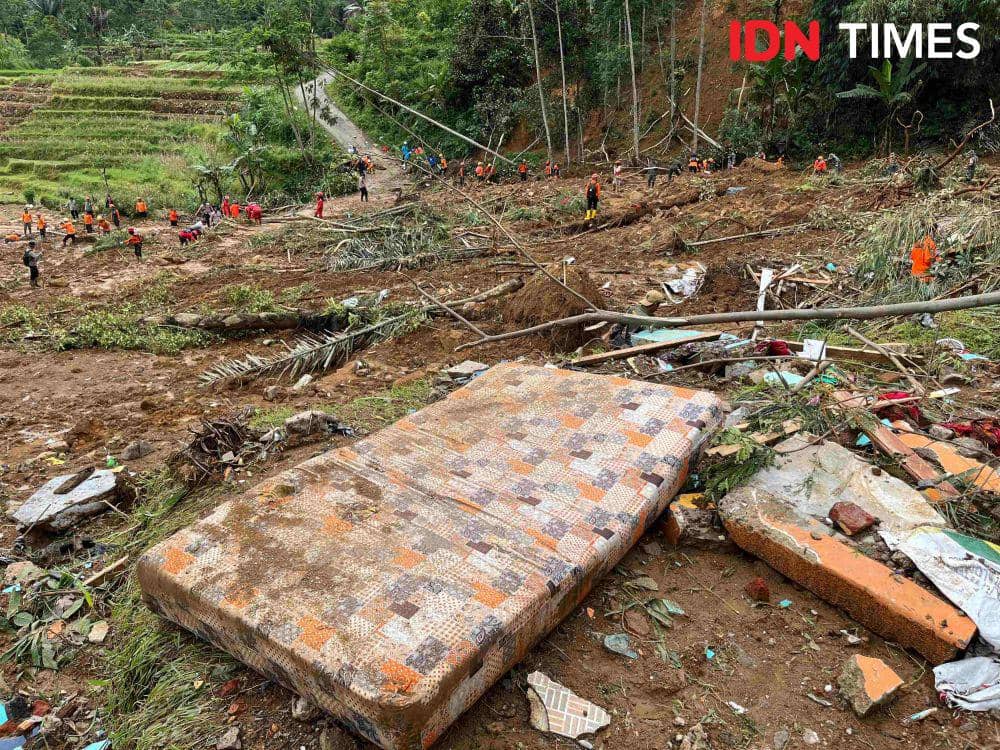 Potret Puing Mobil dan Motor Rusak Diterjang Longsor di Pekalongan