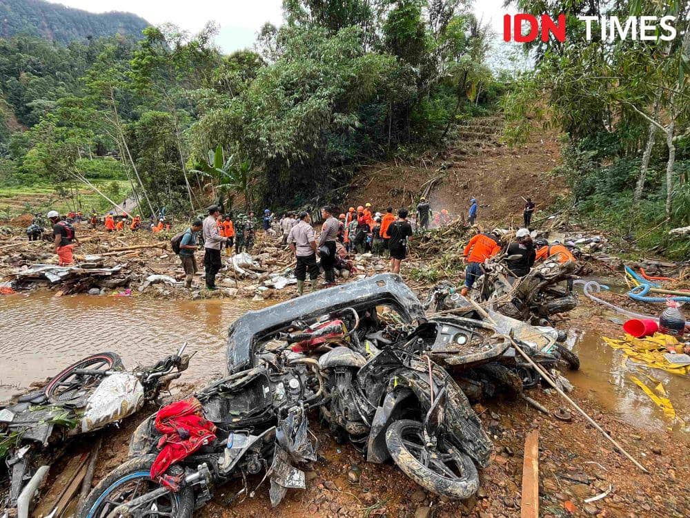 Pencarian korban longsor di Desa Kasimpar, Petungkriyono, Pekalongan oleh Tim SAR gabungan. (IDN Times/Dhana Kencana)