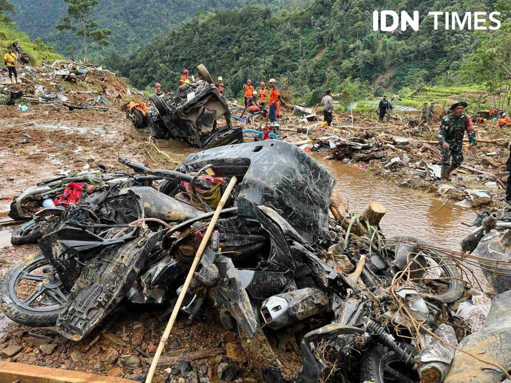 Proses pencarian korban longsor di Desa Kasimpar, Petungkriyono, Pekalongan, Kamis (23/1/2025). (IDN Times/Dhana Kencana)