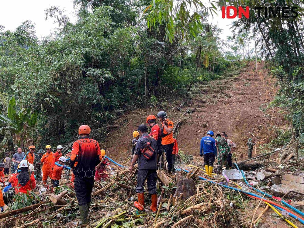 Pencarian korban longsor di Desa Kasimpar, Petungkriyono, Pekalongan oleh Tim SAR gabungan. (IDN Times/Dhana Kencana)