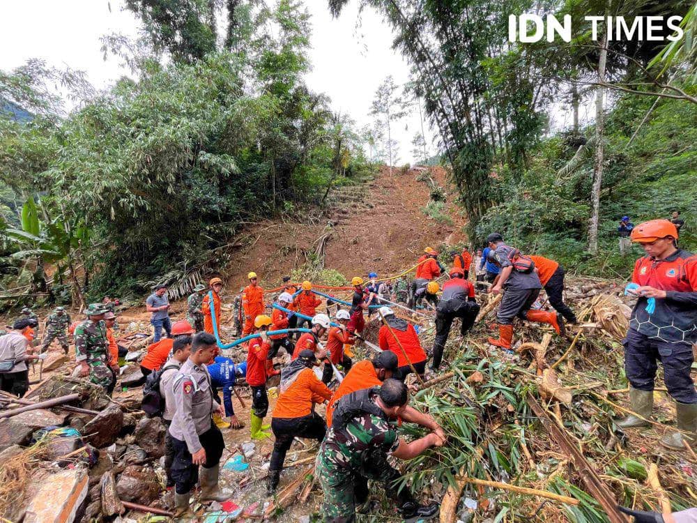 Pencarian korban longsor di Desa Kasimpar, Petungkriyono, Pekalongan oleh Tim SAR gabungan. (IDN Times/Dhana Kencana)