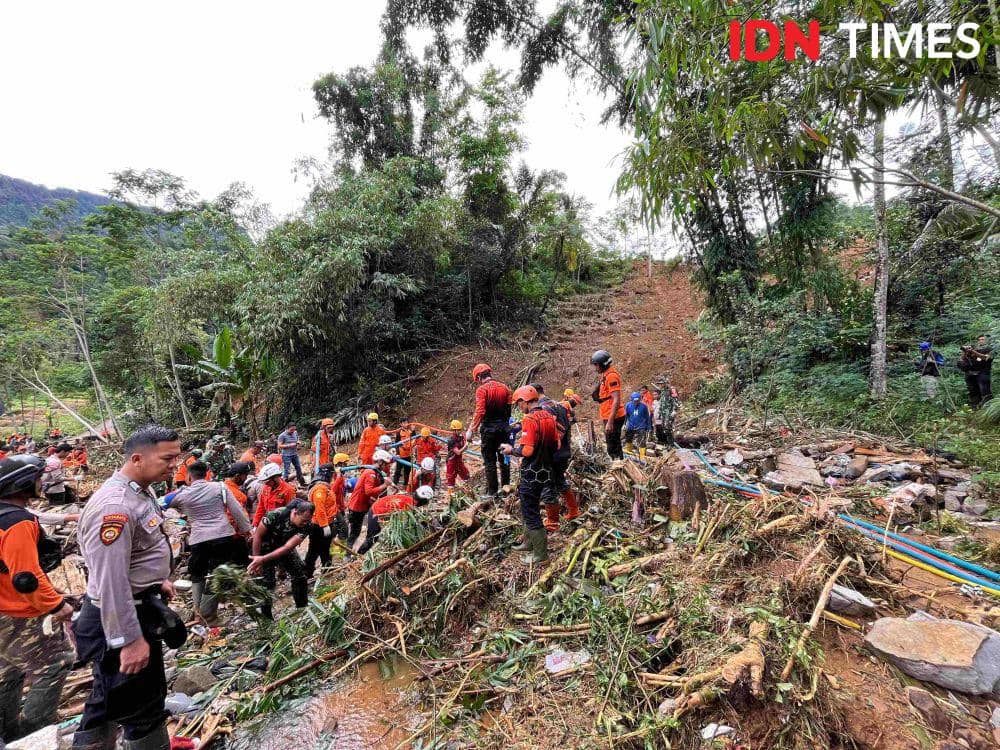 Pencarian korban longsor di Desa Kasimpar, Petungkriyono, Pekalongan oleh Tim SAR gabungan. (IDN Times/Dhana Kencana)