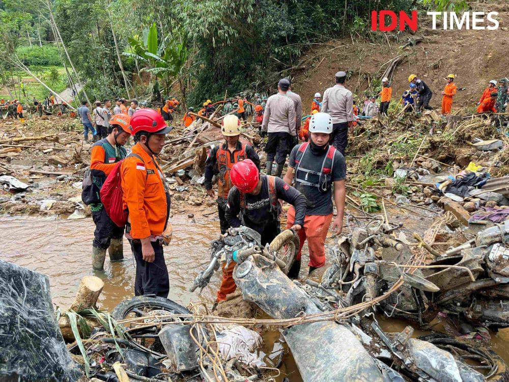 Pencarian korban longsor di Desa Kasimpar, Petungkriyono, Pekalongan oleh Tim SAR gabungan. (IDN Times/Dhana Kencana)