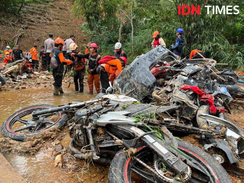 Proses pencarian korban longsor di Desa Kasimpar, Petungkriyono, Pekalongan, Kamis (23/1/2025). (IDN Times/Dhana Kencana)